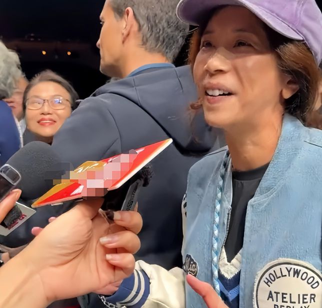 素颜被评又老又丑老公却给足安全感开元棋牌54岁莫文蔚和老公看演出