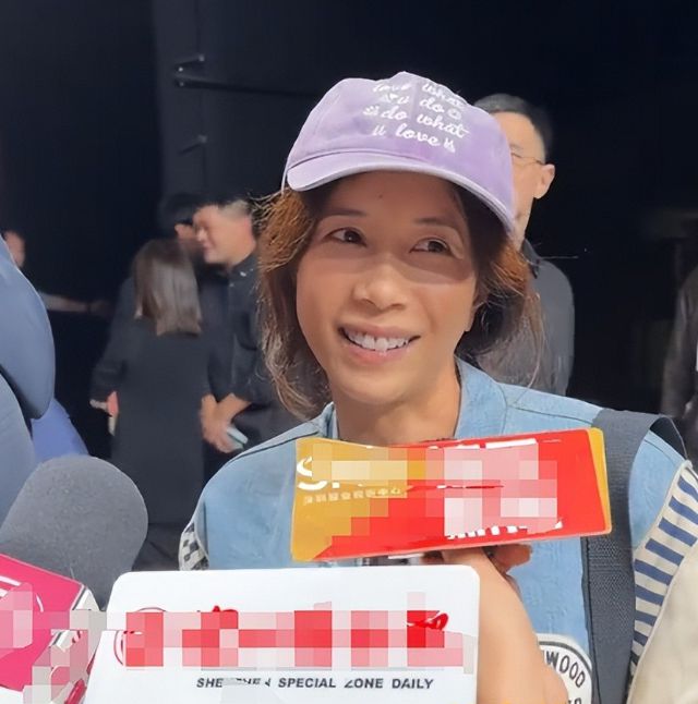 素颜被评又老又丑老公却给足安全感开元棋牌54岁莫文蔚和老公看演出(图3)