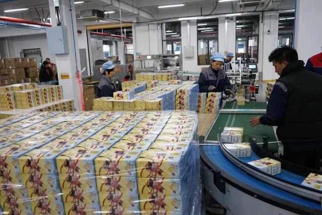 吒系列卡牌热卖国潮跨界玩出新高度开元ky棋牌奥特曼卡生产商卡游哪(图1)